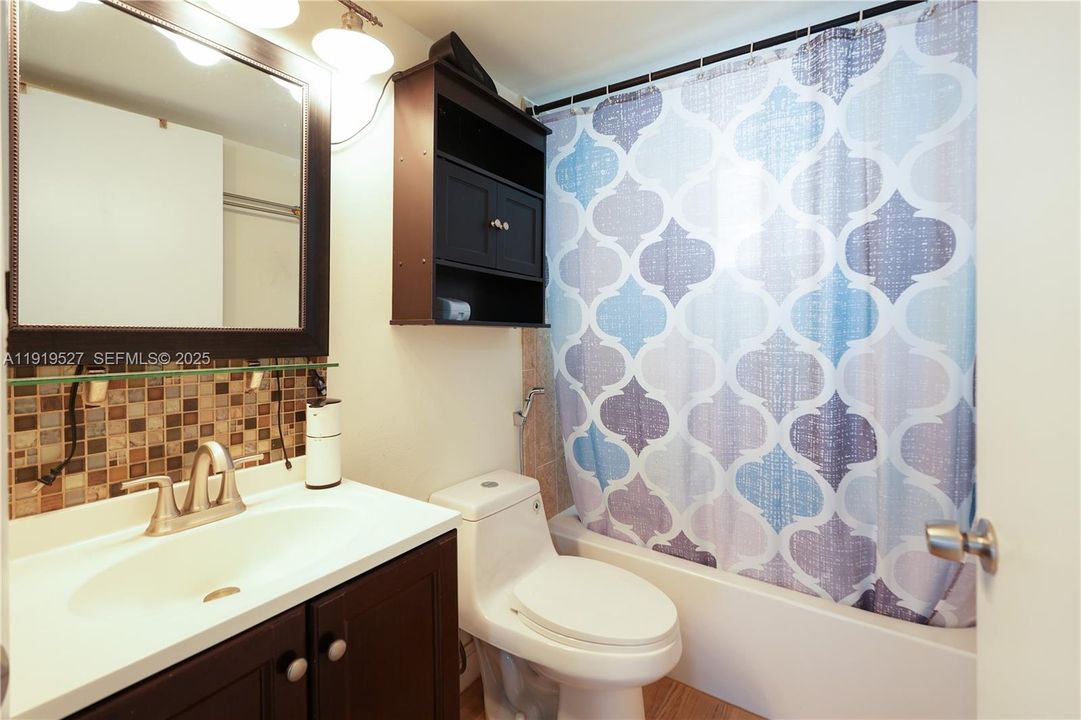 На продажу: $315,000 (2 спален, 2 ванн, 824 Квадратных фут)