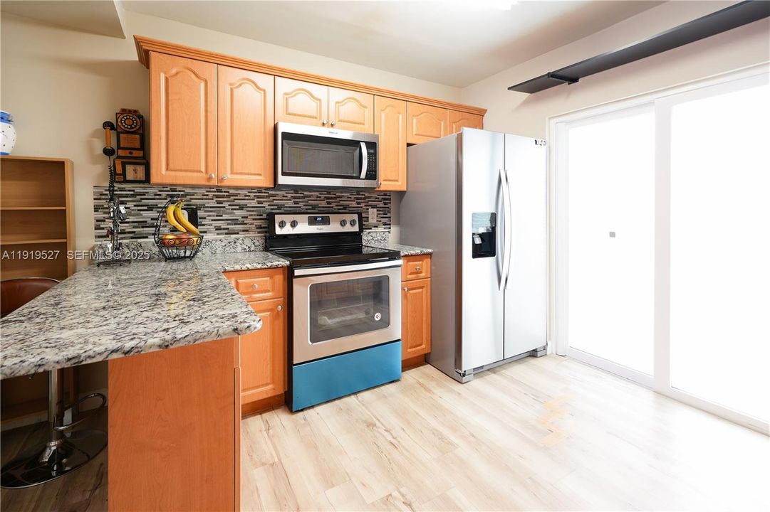 На продажу: $315,000 (2 спален, 2 ванн, 824 Квадратных фут)