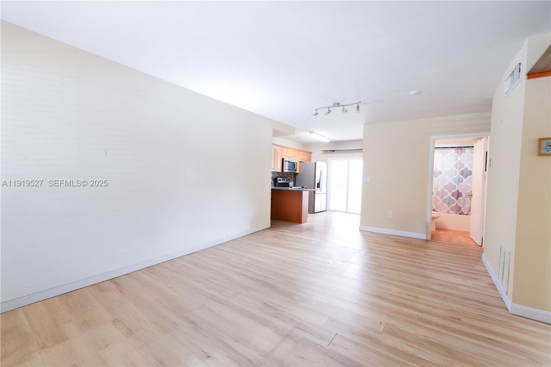 На продажу: $315,000 (2 спален, 2 ванн, 824 Квадратных фут)