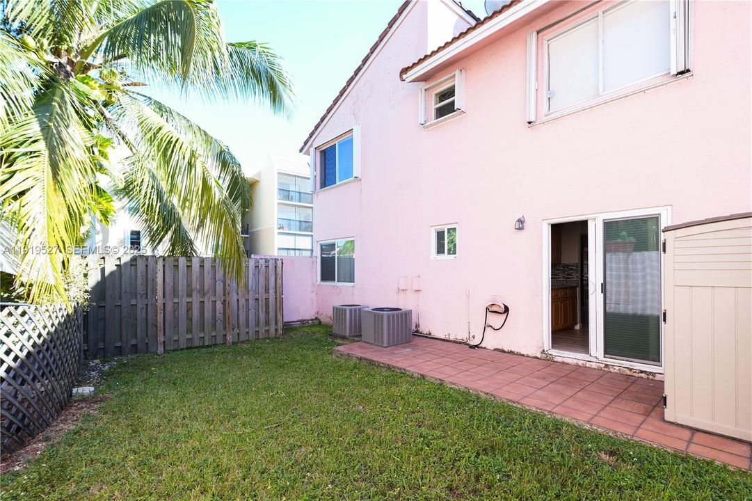 На продажу: $315,000 (2 спален, 2 ванн, 824 Квадратных фут)