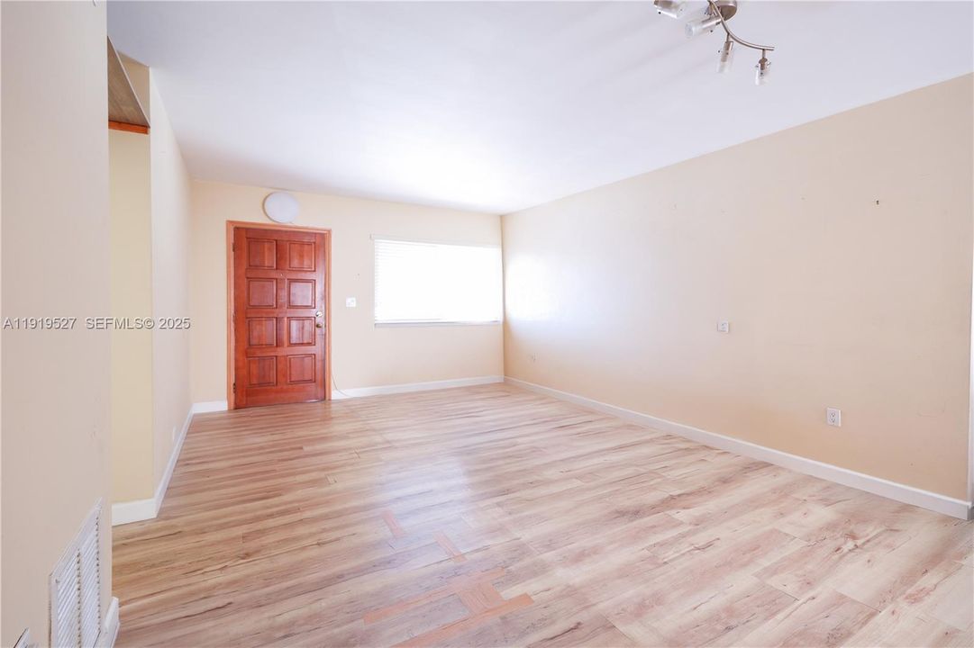 На продажу: $315,000 (2 спален, 2 ванн, 824 Квадратных фут)