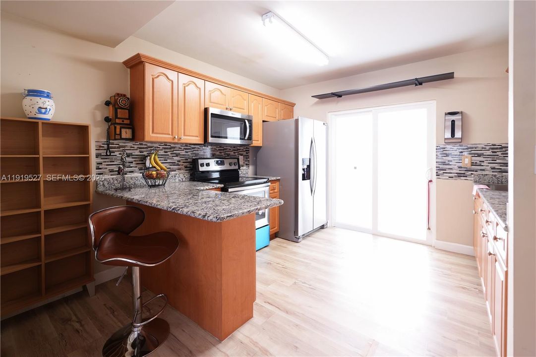 На продажу: $315,000 (2 спален, 2 ванн, 824 Квадратных фут)