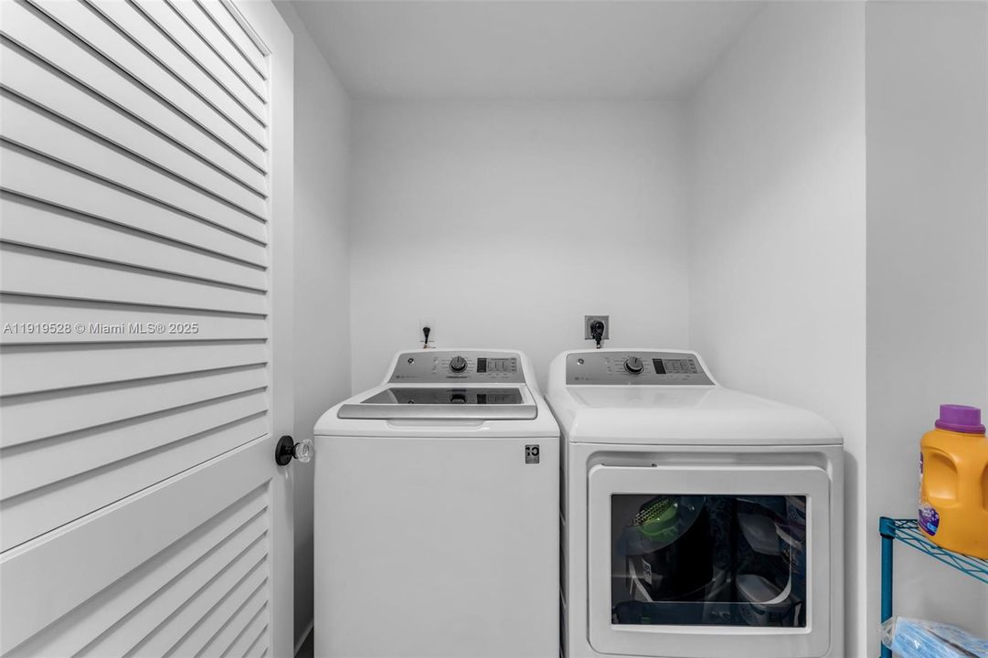 For Sale: $530,000 (3 beds, 2 baths, 1700 Square Feet)