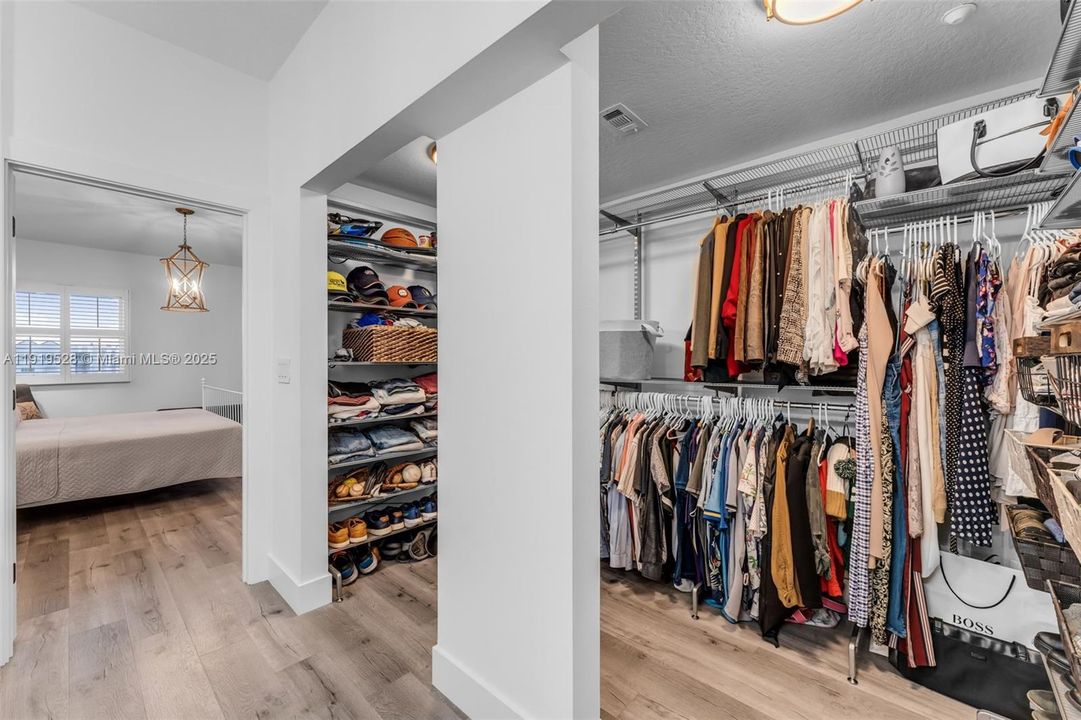 For Sale: $530,000 (3 beds, 2 baths, 1700 Square Feet)