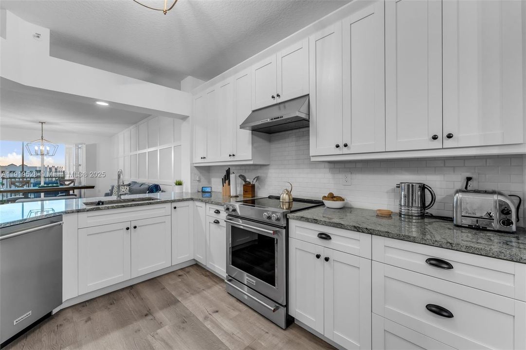 For Sale: $530,000 (3 beds, 2 baths, 1700 Square Feet)