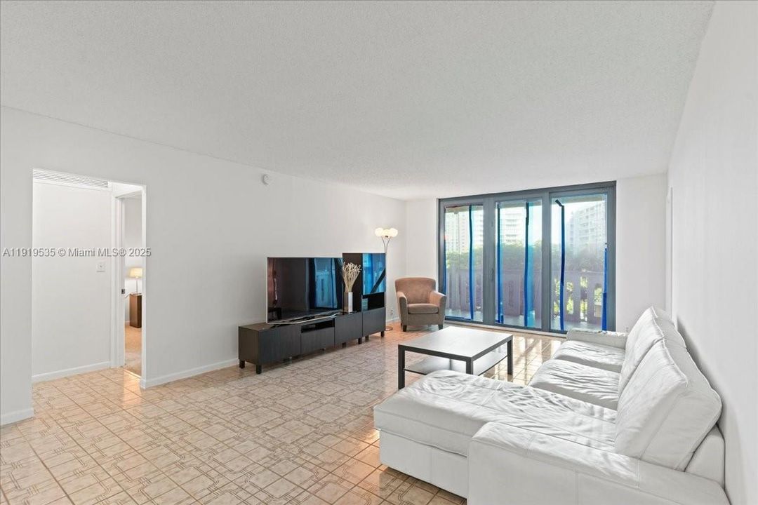 待售: $845,000 (2 贝兹, 2 浴室, 1409 平方英尺)