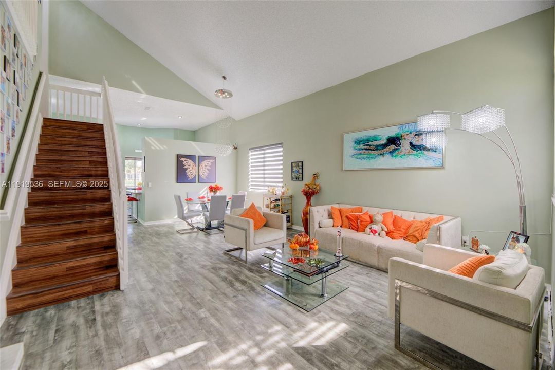 En Venta: $595,000 (4 camas, 2 baños, 2326 Pies cuadrados)