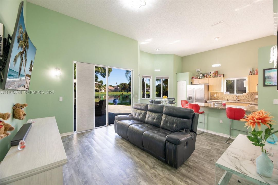 En Venta: $595,000 (4 camas, 2 baños, 2326 Pies cuadrados)