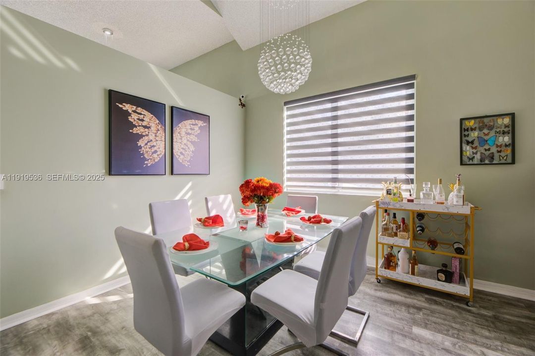 En Venta: $595,000 (4 camas, 2 baños, 2326 Pies cuadrados)