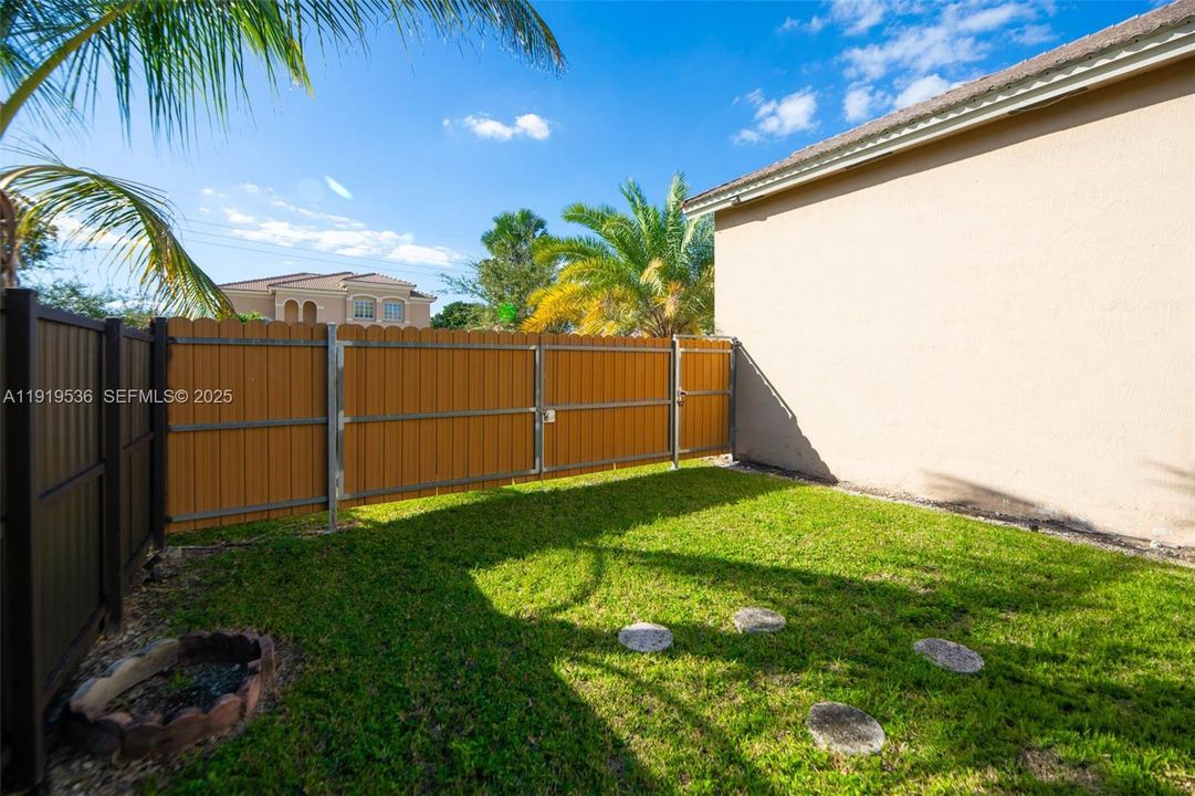 En Venta: $595,000 (4 camas, 2 baños, 2326 Pies cuadrados)