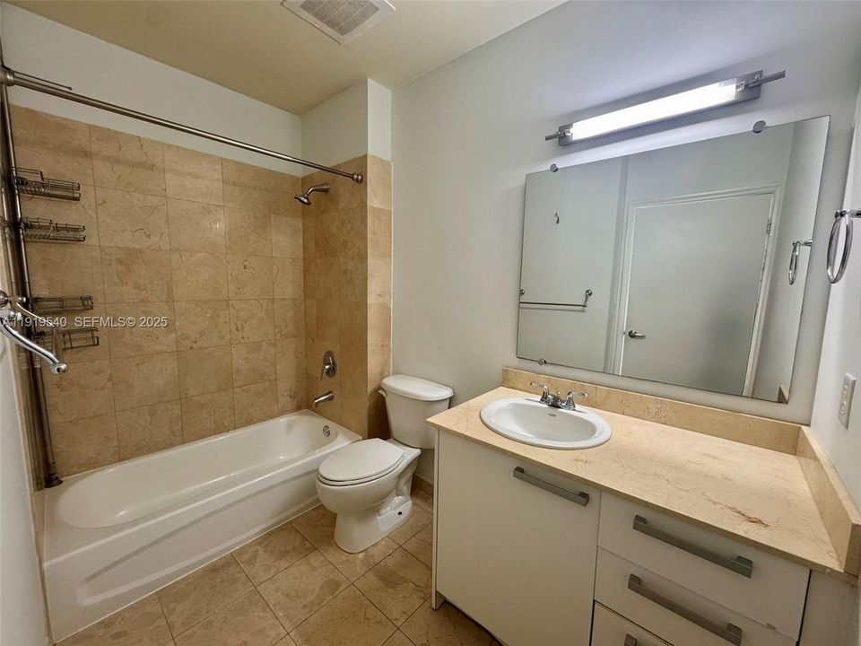 出租: $3,600 (2 贝兹, 2 浴室, 1041 平方英尺)