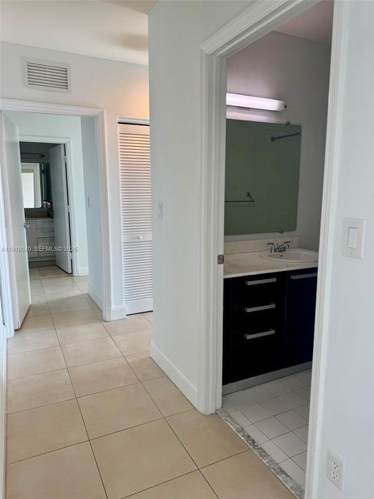 出租: $3,600 (2 贝兹, 2 浴室, 1041 平方英尺)