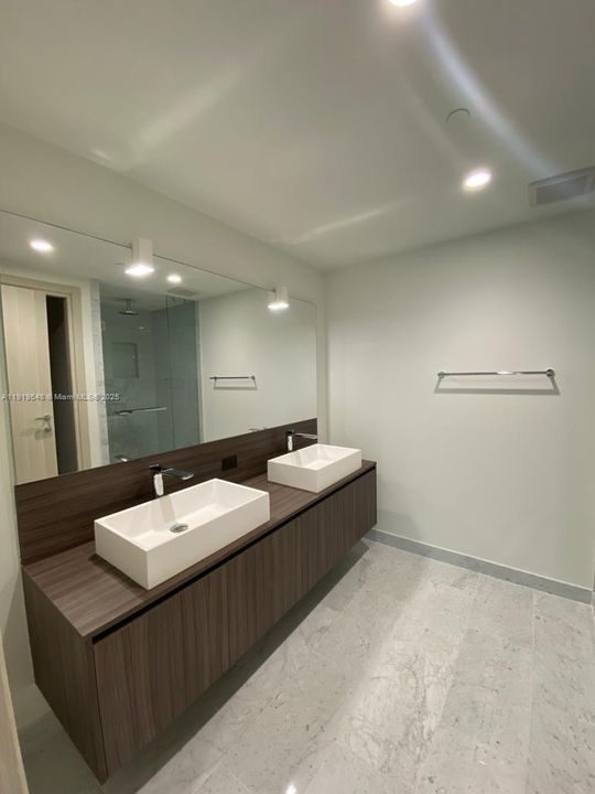 For Sale: $1,200,000 (1 beds, 2 baths, 1037 Square Feet)