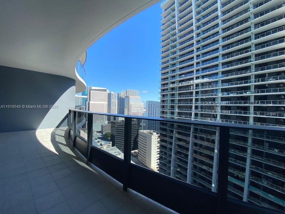 For Sale: $1,200,000 (1 beds, 2 baths, 1037 Square Feet)