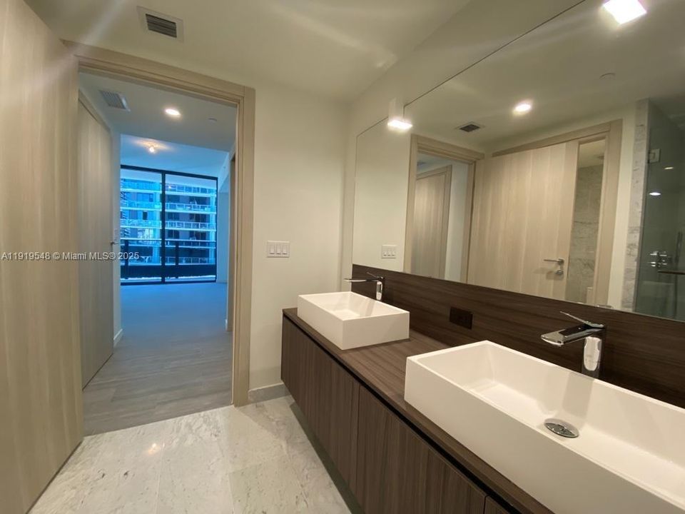 For Sale: $1,200,000 (1 beds, 2 baths, 1037 Square Feet)