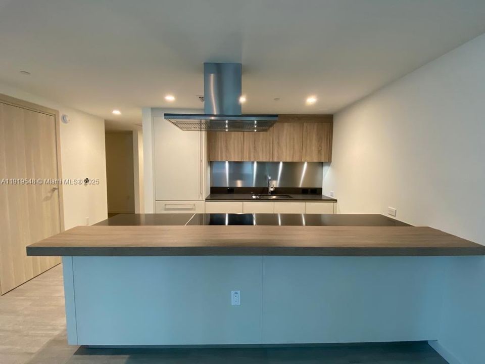 For Sale: $1,200,000 (1 beds, 2 baths, 1037 Square Feet)