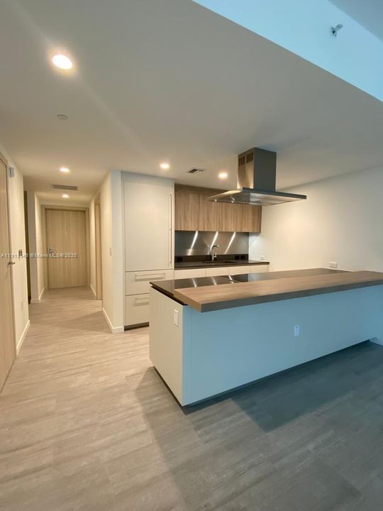 For Sale: $1,200,000 (1 beds, 2 baths, 1037 Square Feet)