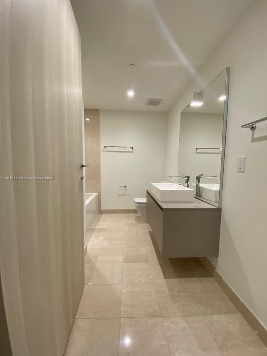 For Sale: $1,200,000 (1 beds, 2 baths, 1037 Square Feet)