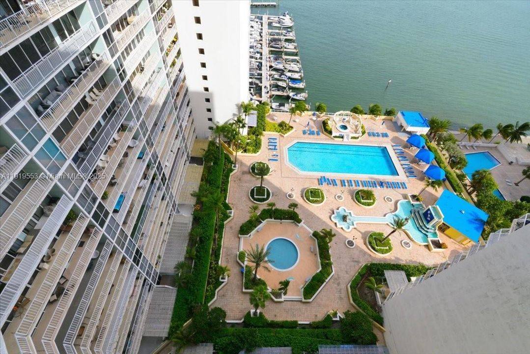 For Sale: $458,000 (2 beds, 2 baths, 1030 Square Feet)