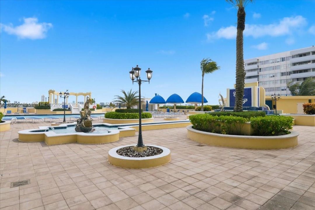 For Sale: $458,000 (2 beds, 2 baths, 1030 Square Feet)