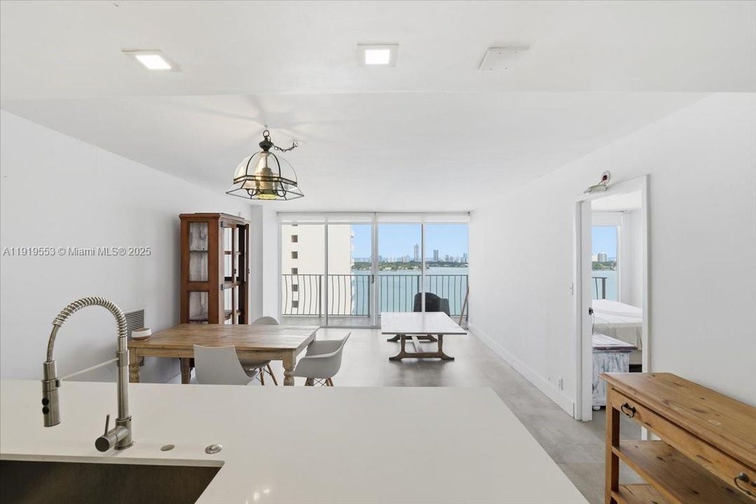 For Sale: $458,000 (2 beds, 2 baths, 1030 Square Feet)