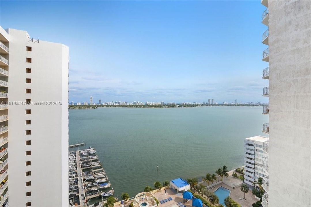 For Sale: $458,000 (2 beds, 2 baths, 1030 Square Feet)