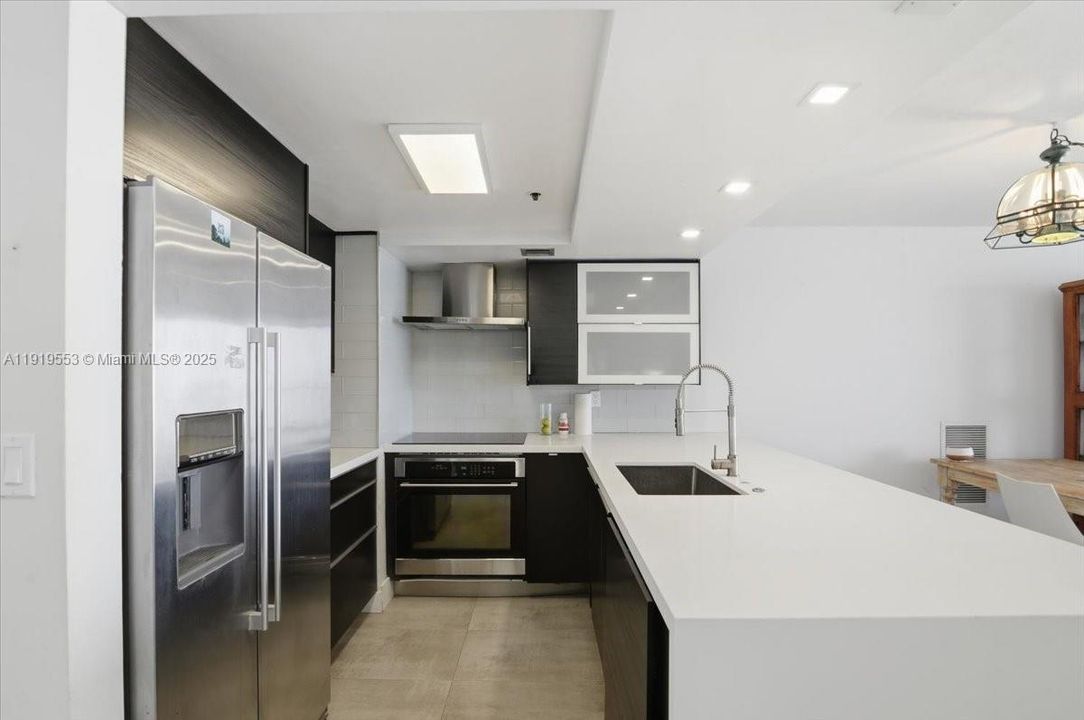 For Sale: $458,000 (2 beds, 2 baths, 1030 Square Feet)