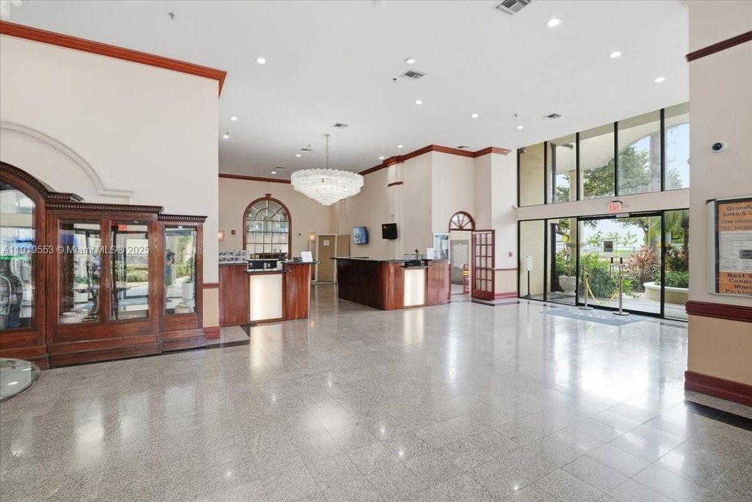 For Sale: $458,000 (2 beds, 2 baths, 1030 Square Feet)