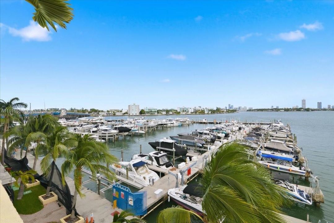 For Sale: $458,000 (2 beds, 2 baths, 1030 Square Feet)