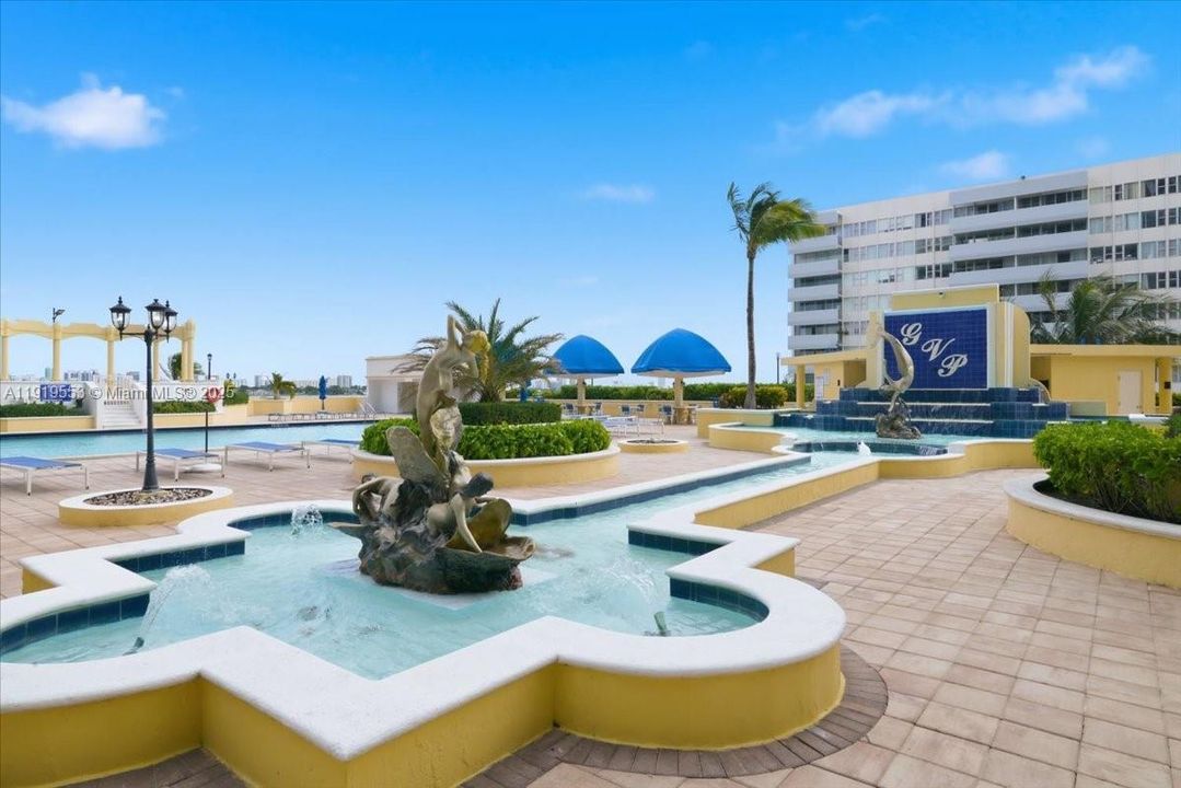 For Sale: $458,000 (2 beds, 2 baths, 1030 Square Feet)