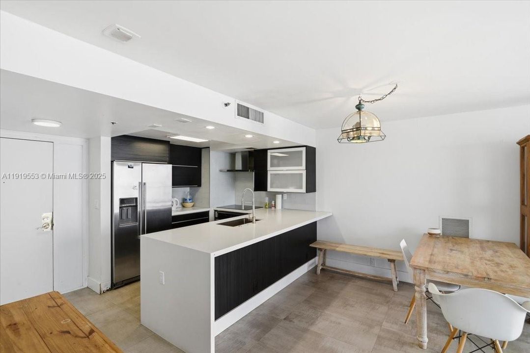 For Sale: $458,000 (2 beds, 2 baths, 1030 Square Feet)