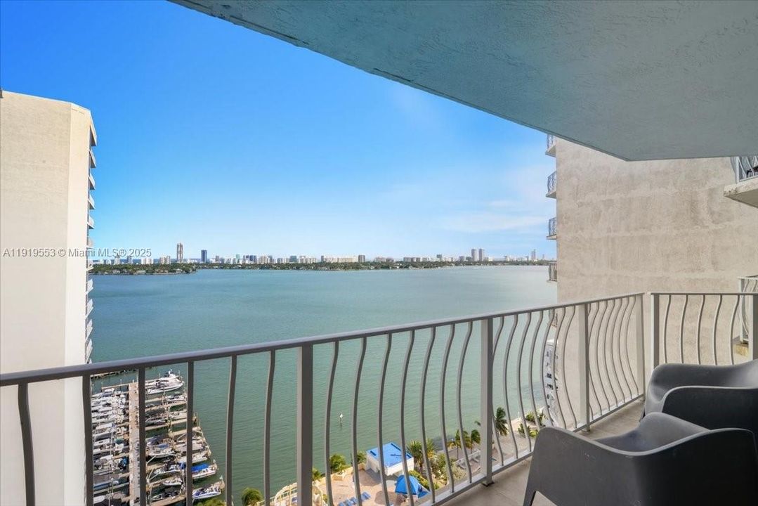 For Sale: $458,000 (2 beds, 2 baths, 1030 Square Feet)