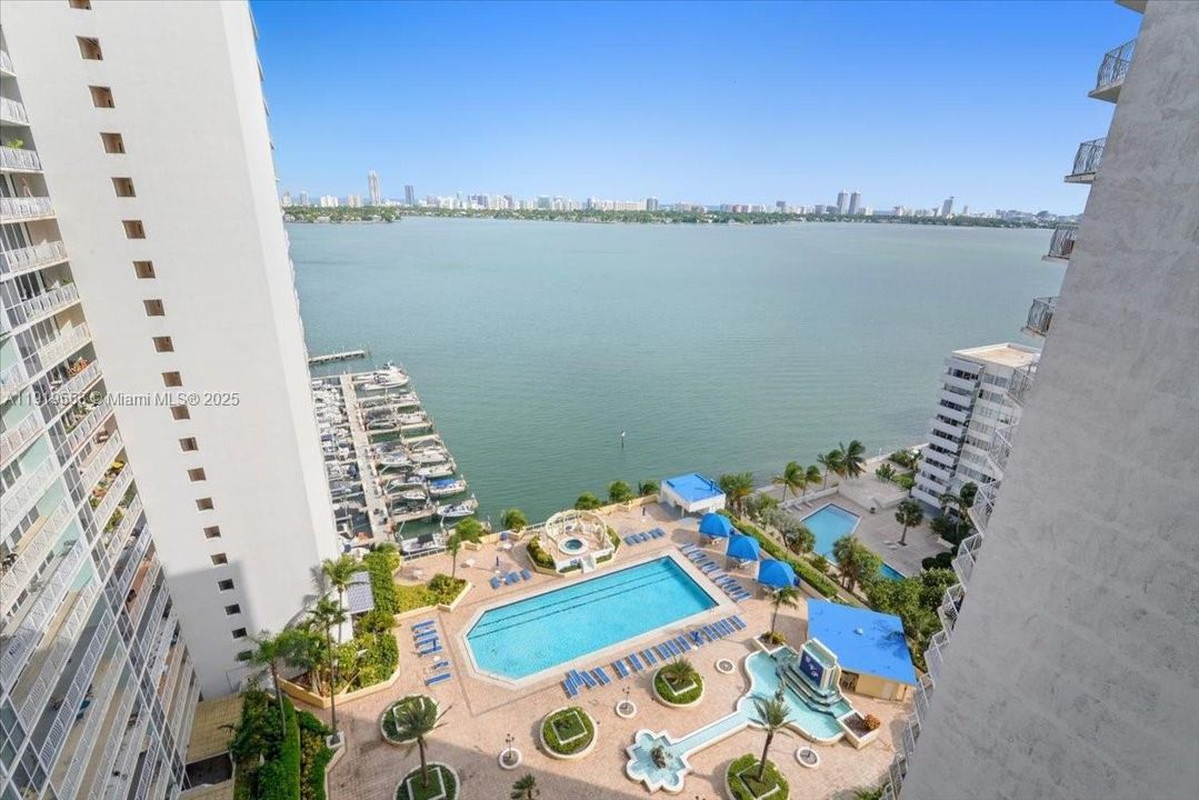 For Sale: $458,000 (2 beds, 2 baths, 1030 Square Feet)