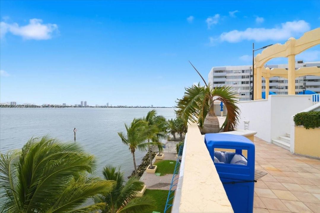 For Sale: $458,000 (2 beds, 2 baths, 1030 Square Feet)