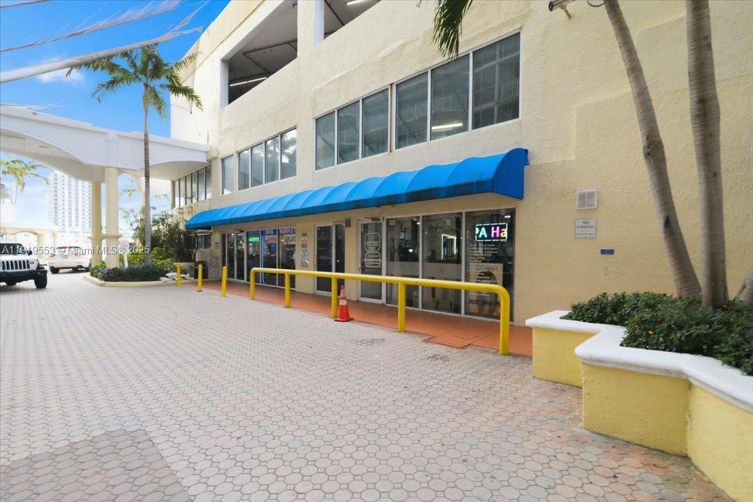 For Sale: $458,000 (2 beds, 2 baths, 1030 Square Feet)