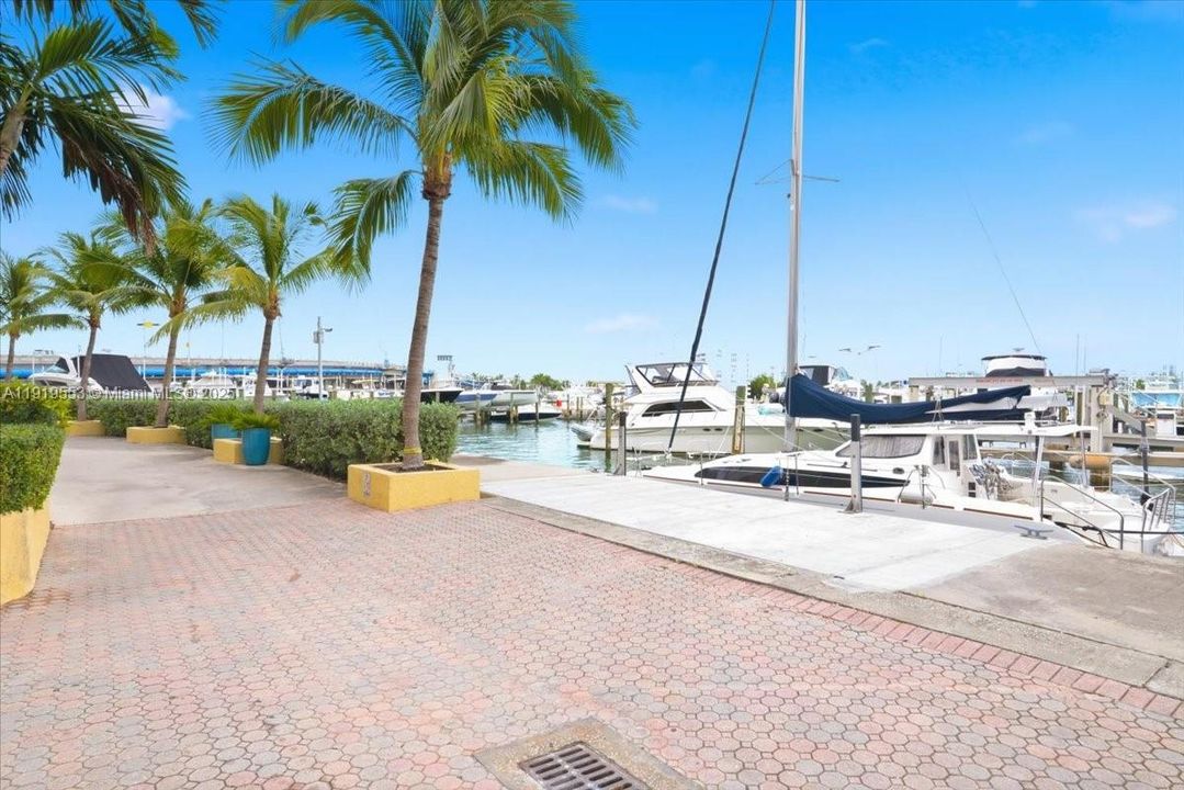 For Sale: $458,000 (2 beds, 2 baths, 1030 Square Feet)