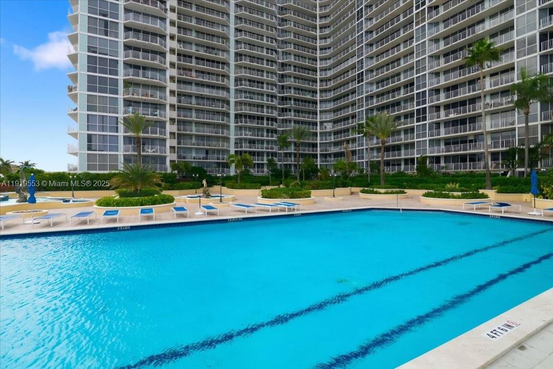 For Sale: $458,000 (2 beds, 2 baths, 1030 Square Feet)