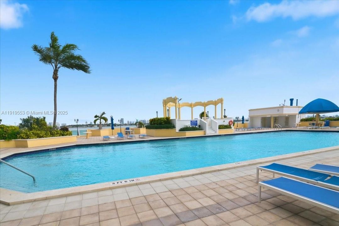 For Sale: $458,000 (2 beds, 2 baths, 1030 Square Feet)