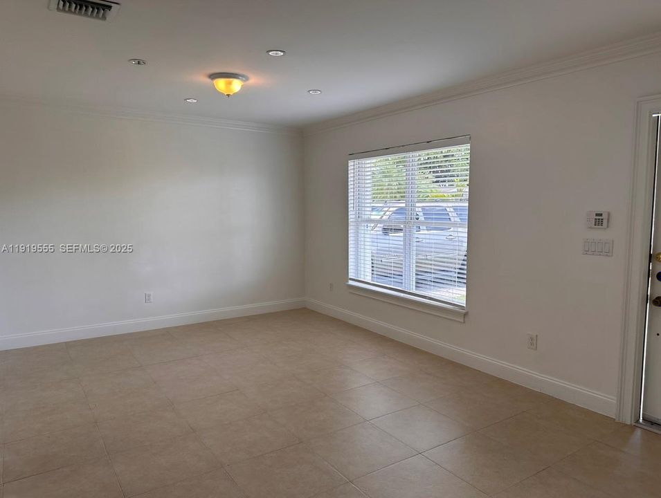 For Rent: $3,600 (3 beds, 2 baths, 1152 Square Feet)