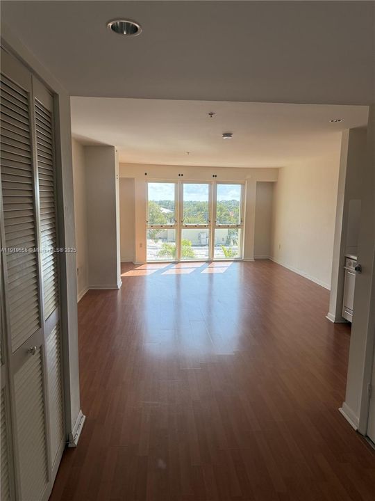 В аренду: $1,850 (0 спален, 1 ванн, 450 Квадратных фут)