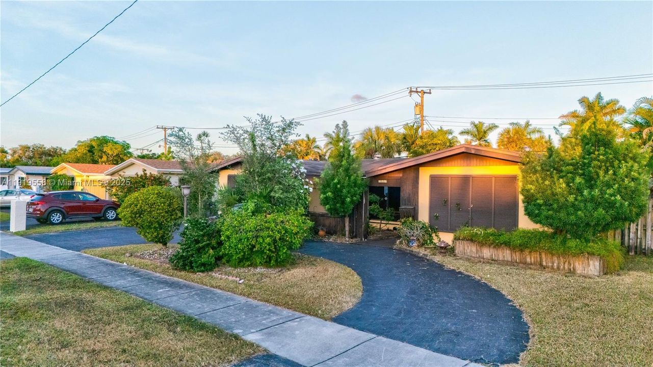 For Sale: $936,000 (4 beds, 2 baths, 1865 Square Feet)