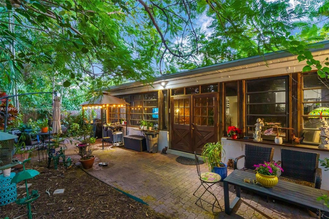 Active With Contract: $799,900 (4 beds, 2 baths, 1317 Square Feet)