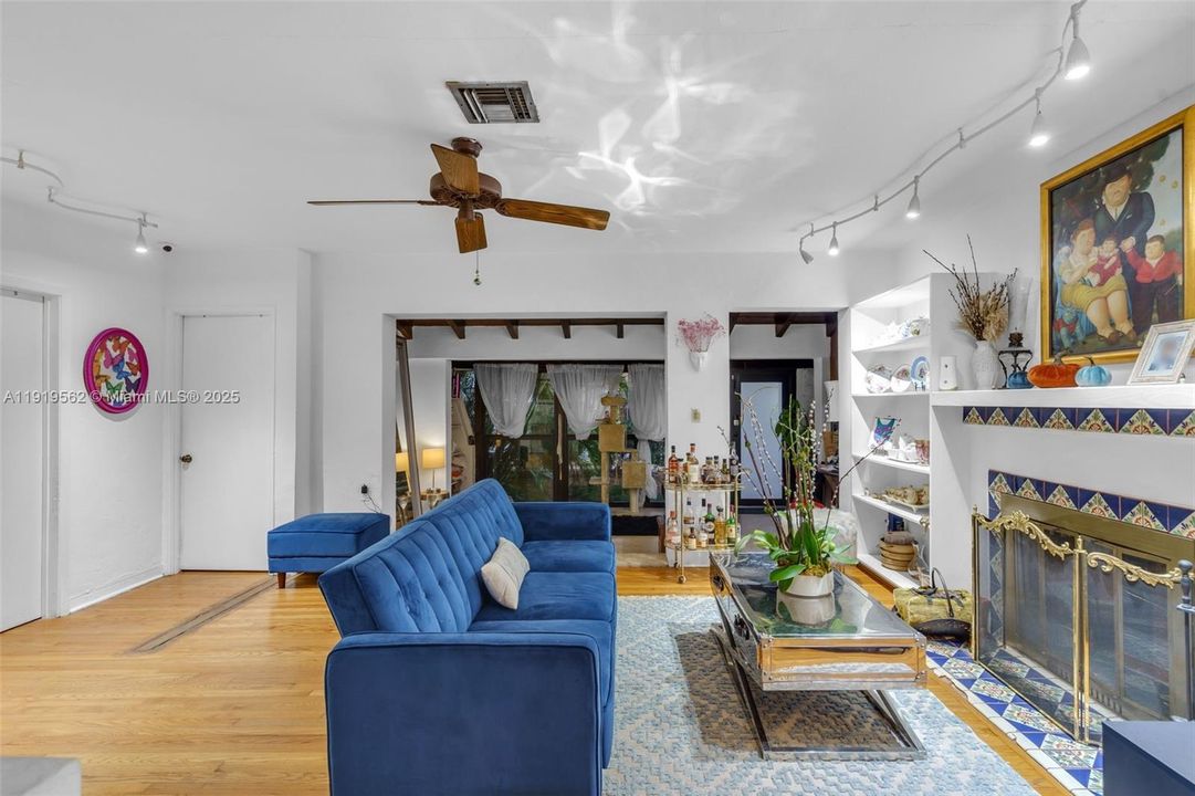 Active With Contract: $799,900 (4 beds, 2 baths, 1317 Square Feet)