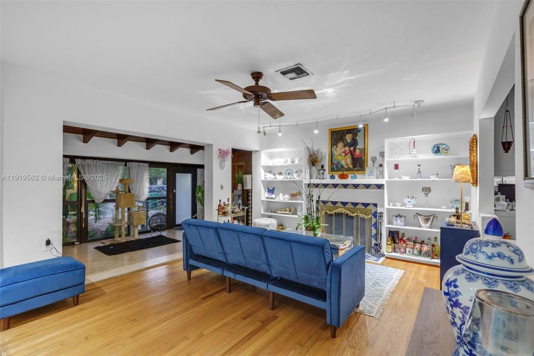 Active With Contract: $799,900 (4 beds, 2 baths, 1317 Square Feet)