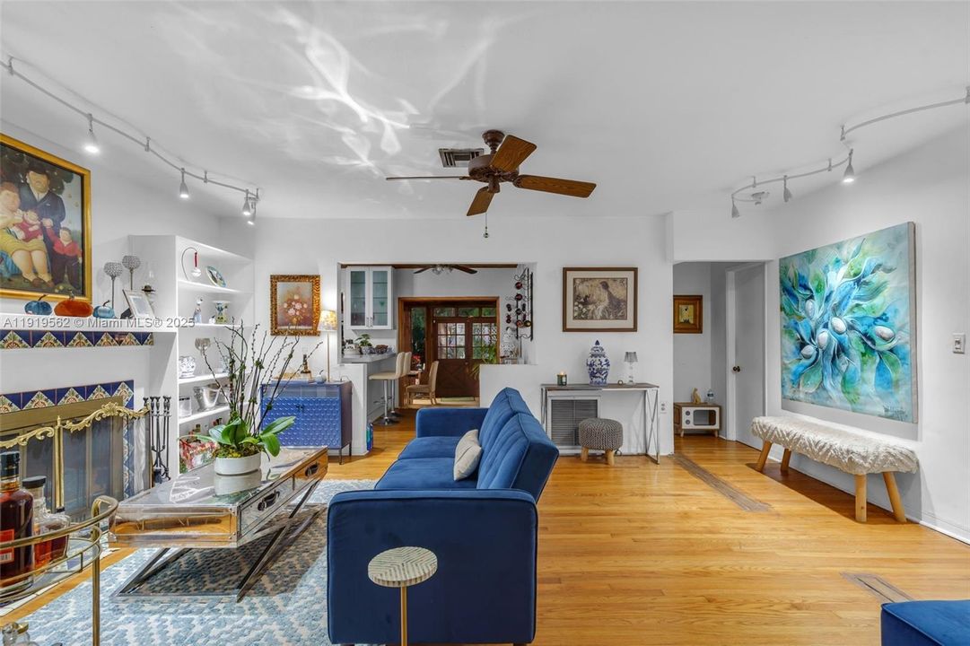 Active With Contract: $799,900 (4 beds, 2 baths, 1317 Square Feet)