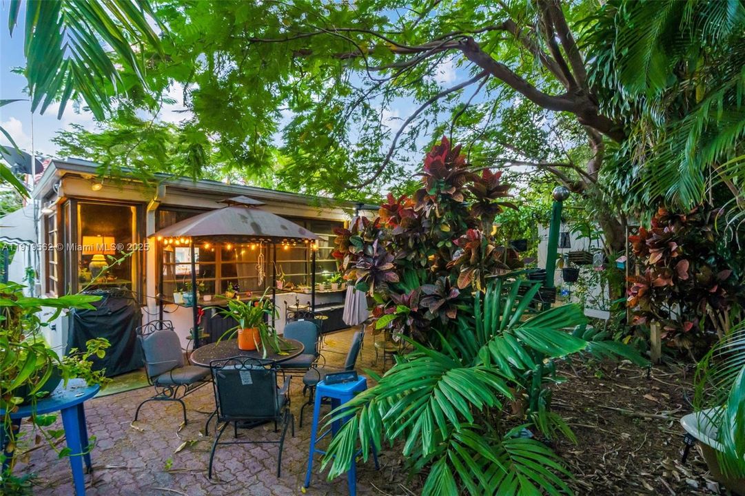 Active With Contract: $799,900 (4 beds, 2 baths, 1317 Square Feet)