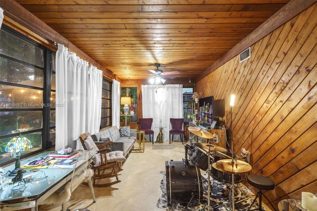 Active With Contract: $799,900 (4 beds, 2 baths, 1317 Square Feet)