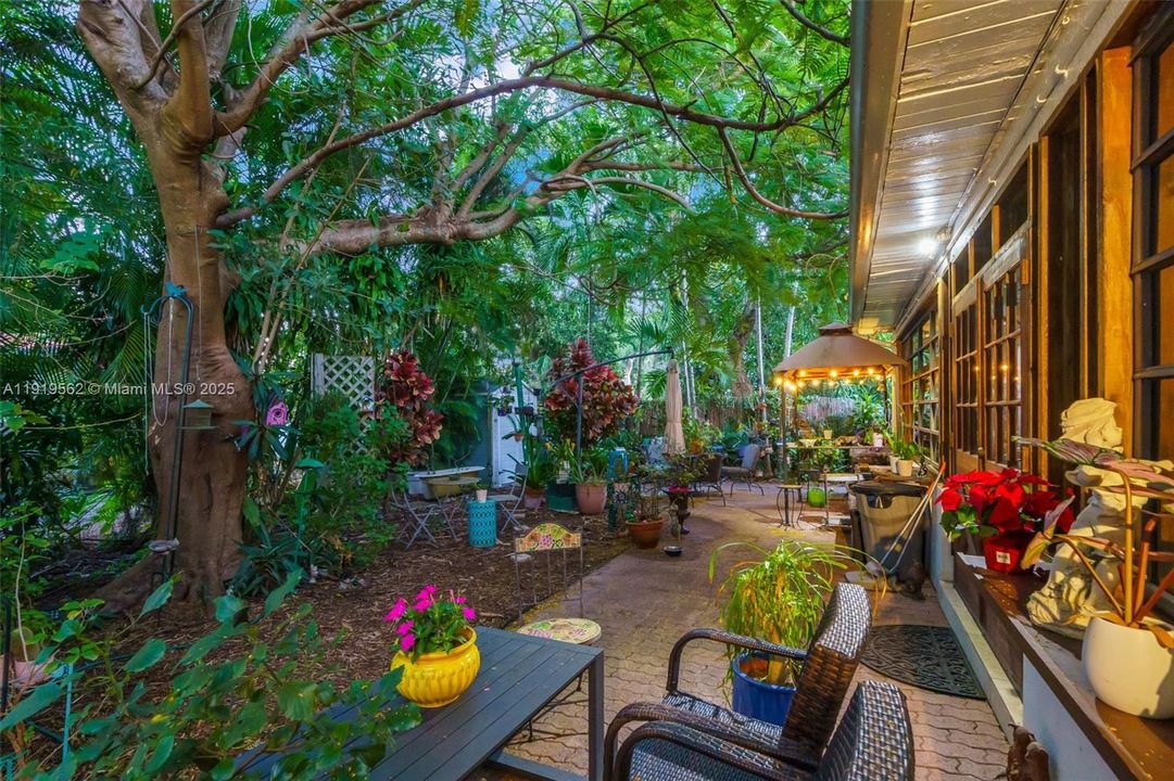 Active With Contract: $799,900 (4 beds, 2 baths, 1317 Square Feet)