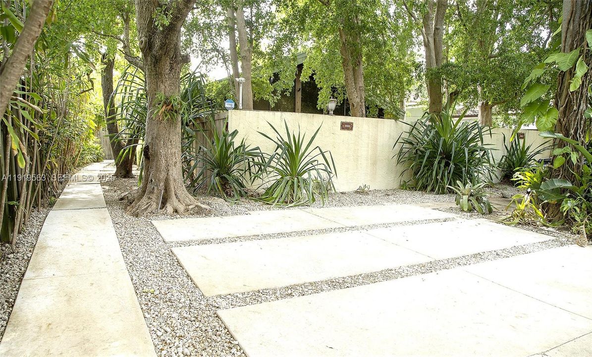 Activo con contrato: $4,900 (2 camas, 2 baños, 1353 Pies cuadrados)