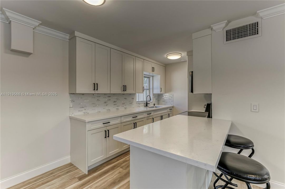 待售: $149,900 (1 贝兹, 1 浴室, 650 平方英尺)